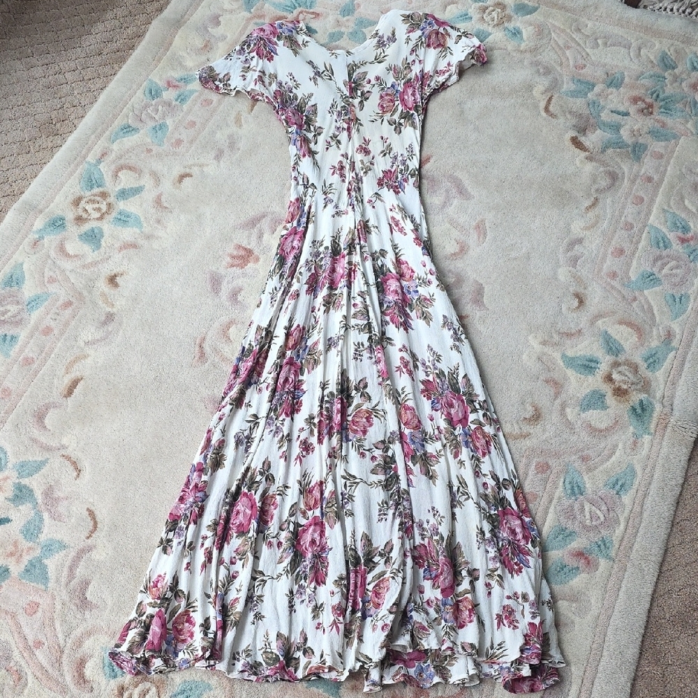 Chic Floral Maxi Dress in White and Pink - Picture 4 of 4